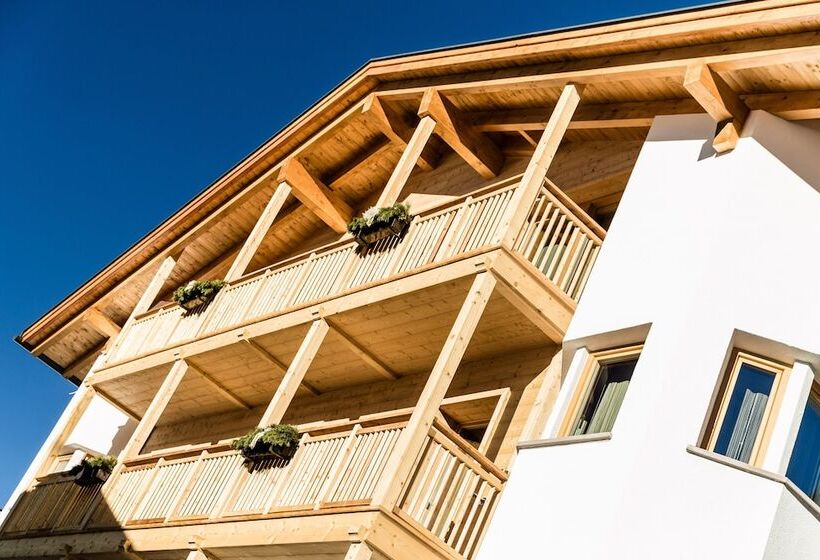 هتل Garni Apartments Villa Gardena