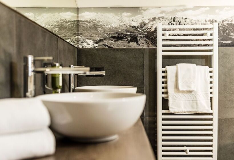 هتل Garni Apartments Villa Gardena