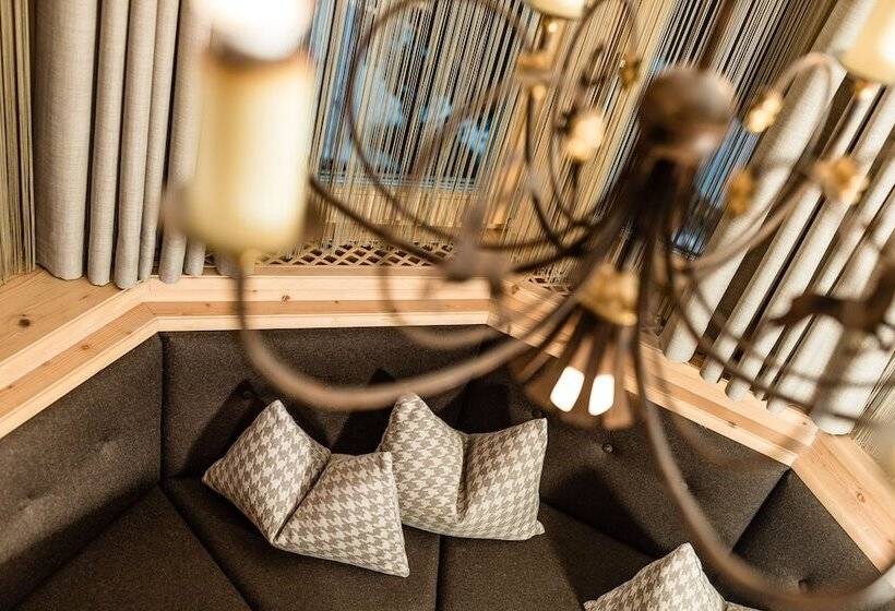 هتل Garni Apartments Villa Gardena