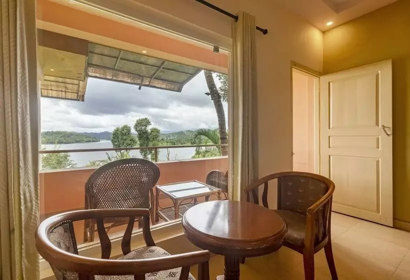 ホテル Karapuzha Village Resort
