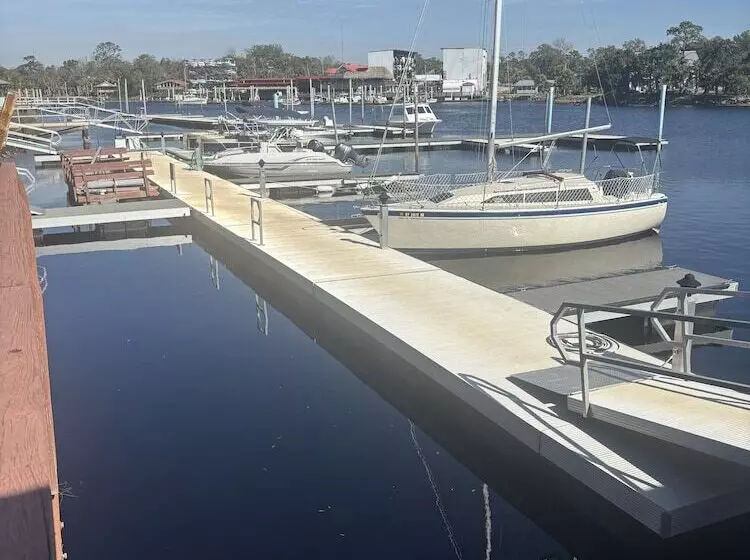 Good Times Motel And Marina