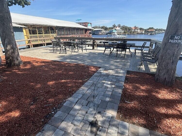 Good Times Motel And Marina