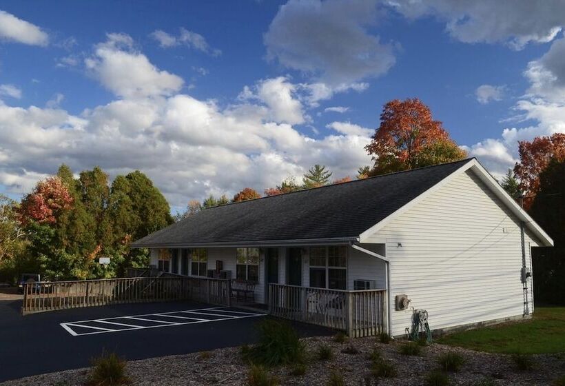 בית מלון כפרי Maple Leaf Lodge