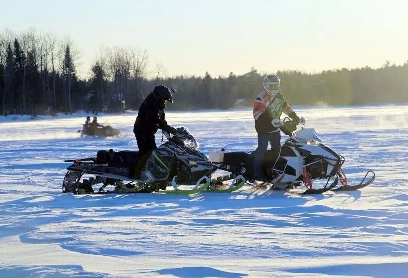 Hotelli Maple Leaf Lodge