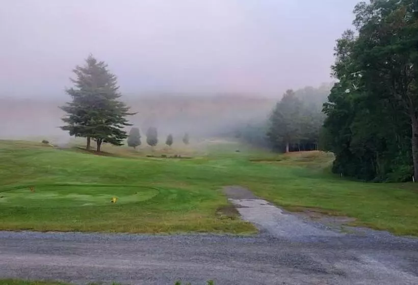 Hotelli Maple Leaf Lodge