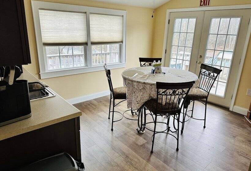 בית מלון כפרי Maple Leaf Lodge