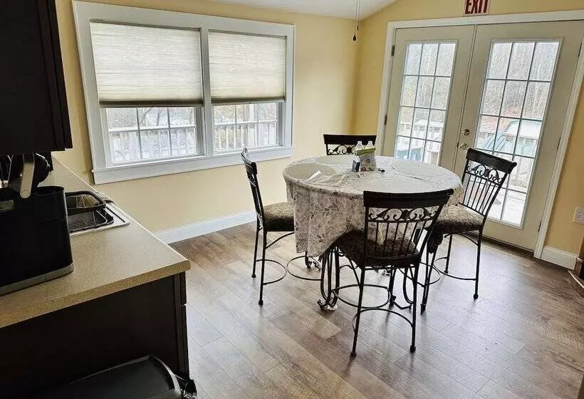 Hotelli Maple Leaf Lodge