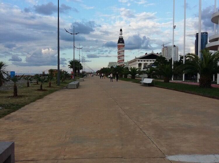 هاستل Rock Hotel First Line