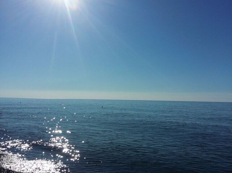 هاستل Rock Hotel First Line