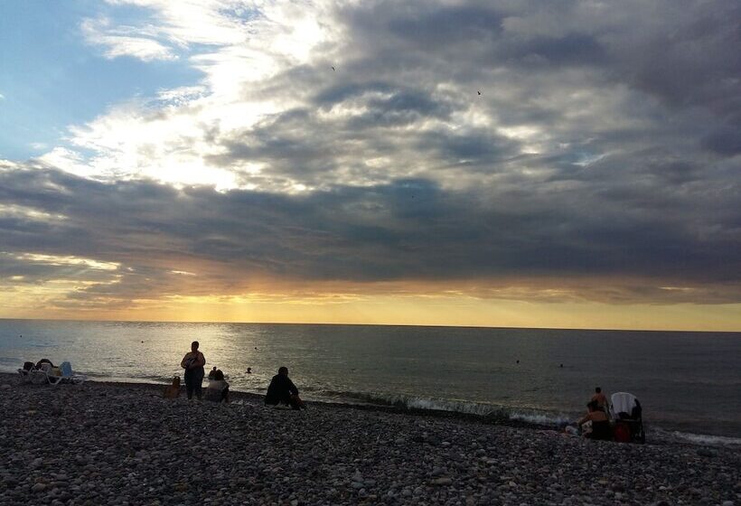 هاستل Rock Hotel First Line