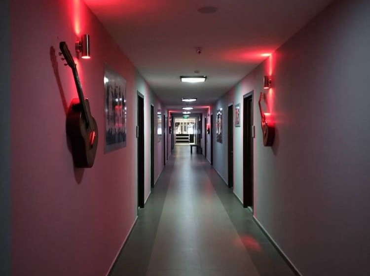 هاستل Rock Hotel First Line