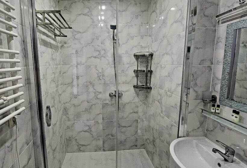 هاستل Rock Hotel First Line