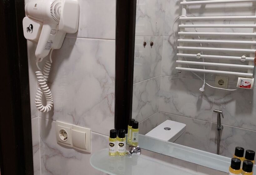 هاستل Rock Hotel First Line