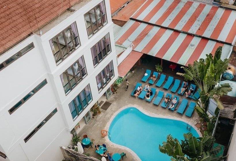 هتل Bed Station Hostel & Pool Bar Hoi An