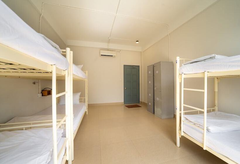 هتل Bed Station Hostel & Pool Bar Hoi An