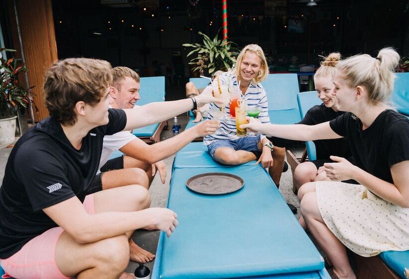 هتل Bed Station Hostel & Pool Bar Hoi An