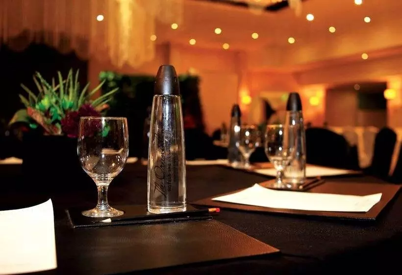 Отель The Oriental Legazpi