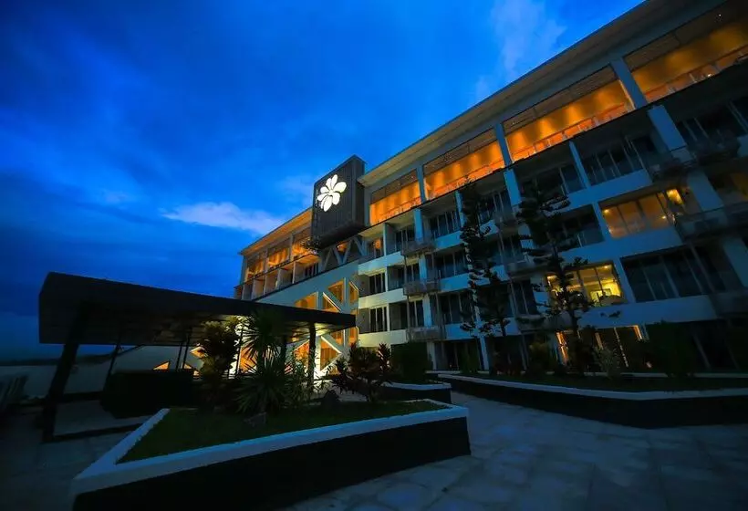 Отель The Oriental Legazpi