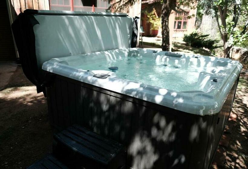 Hotelli Creekside Cowa Bungalow!