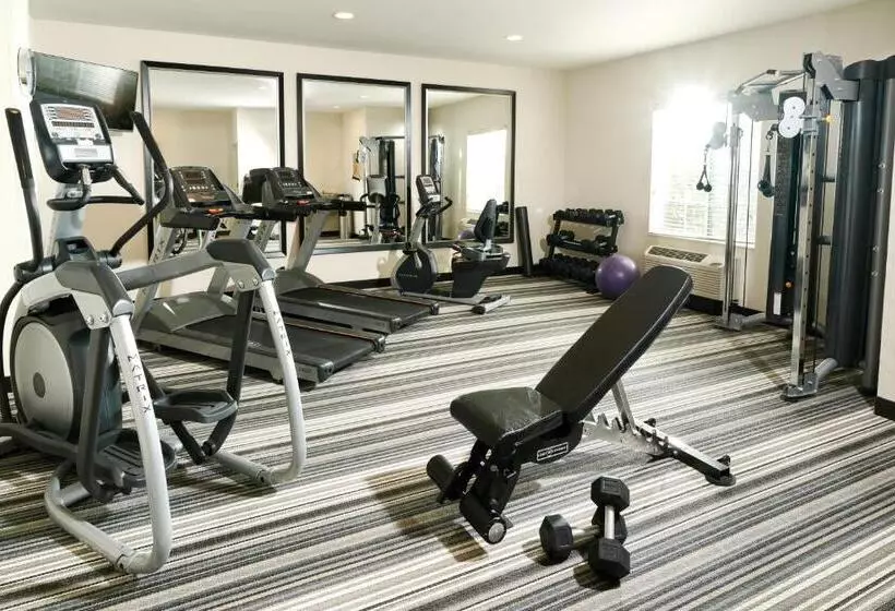 Отель Candlewood Suites Columbus Northeast, An Ihg