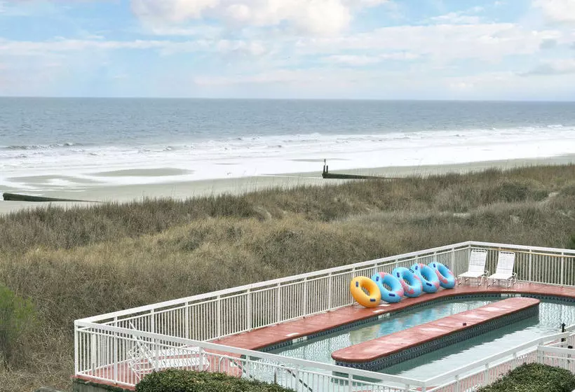 Hotelli Castaway Beach Inn & Swim Up Bar