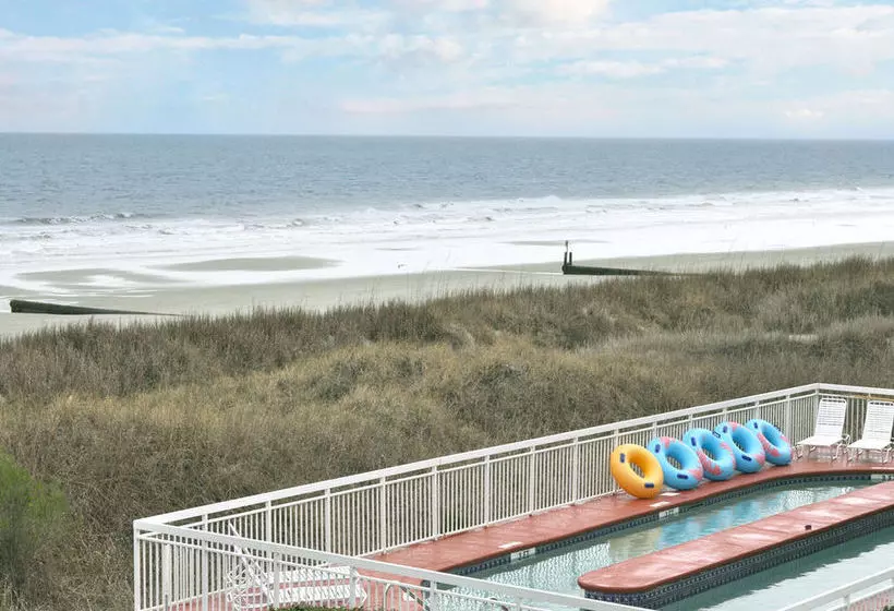 Hotelli Castaway Beach Inn & Swim Up Bar