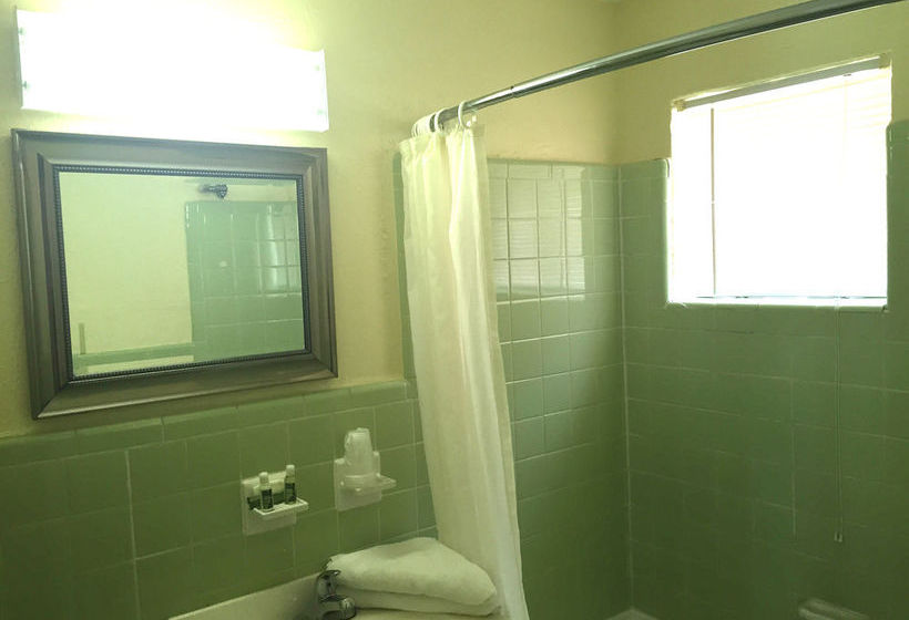 ホテル Castaway Beach Inn & Swim Up Bar