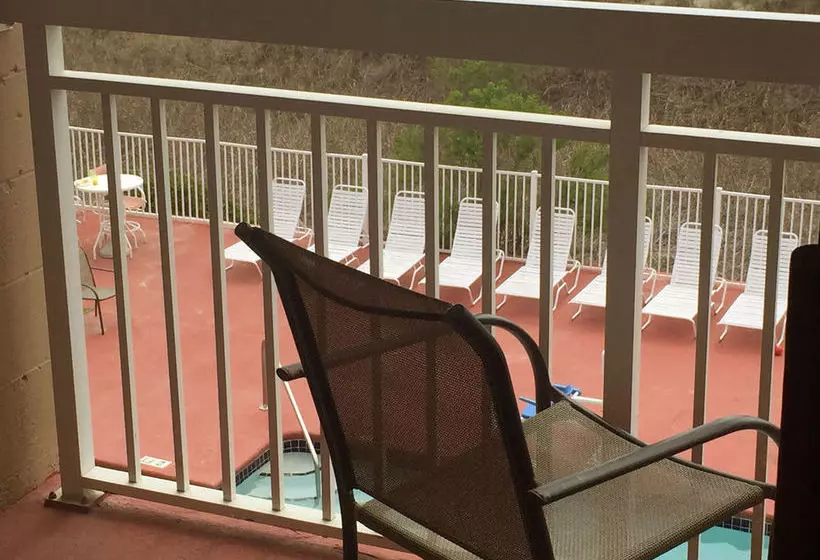 Hotelli Castaway Beach Inn & Swim Up Bar