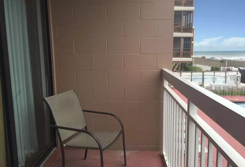 Hotelli Castaway Beach Inn & Swim Up Bar