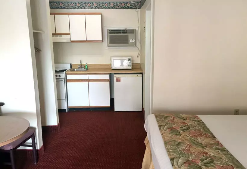 Hotelli Castaway Beach Inn & Swim Up Bar