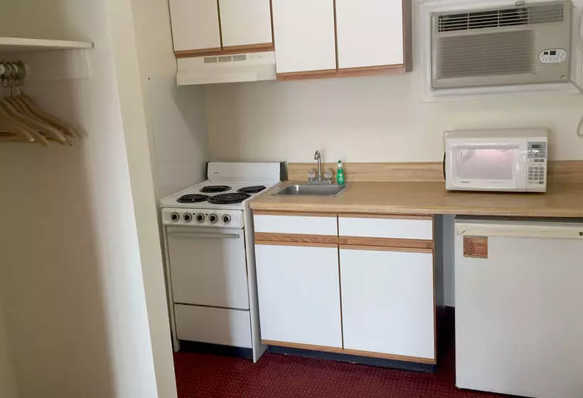 Hotelli Castaway Beach Inn & Swim Up Bar