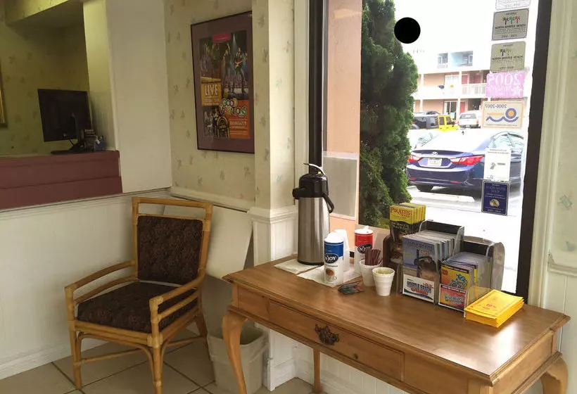 Hotelli Castaway Beach Inn & Swim Up Bar