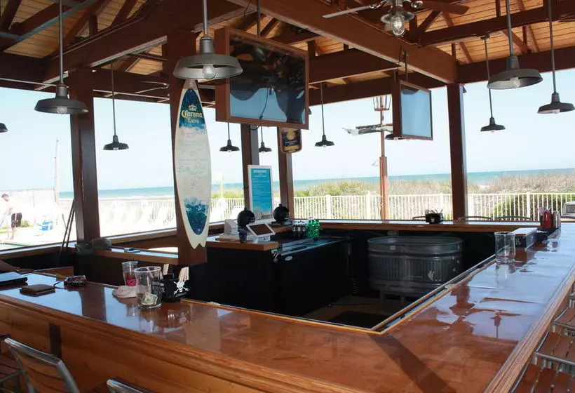Hotelli Castaway Beach Inn & Swim Up Bar