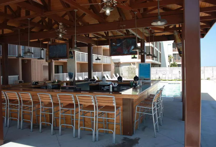 Hotelli Castaway Beach Inn & Swim Up Bar