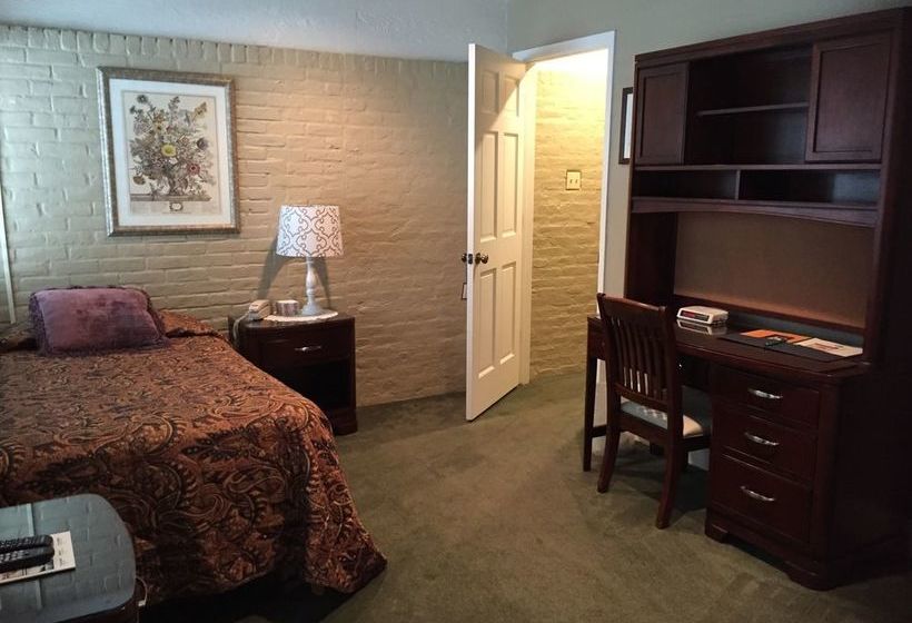 Отель The Quarters At Hardin House Inn