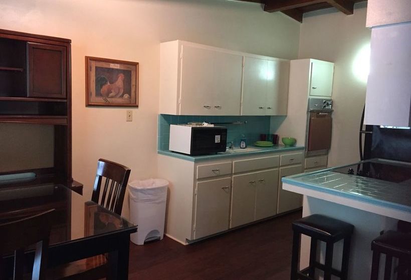 Отель The Quarters At Hardin House Inn