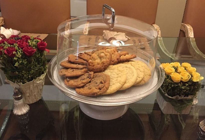 Отель The Quarters At Hardin House Inn