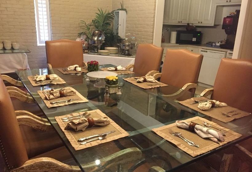 Отель The Quarters At Hardin House Inn