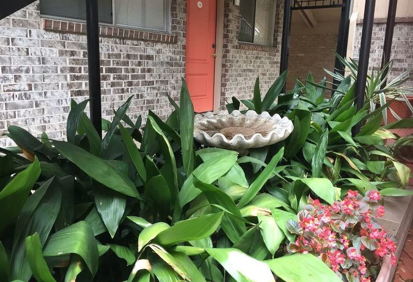 Отель The Quarters At Hardin House Inn