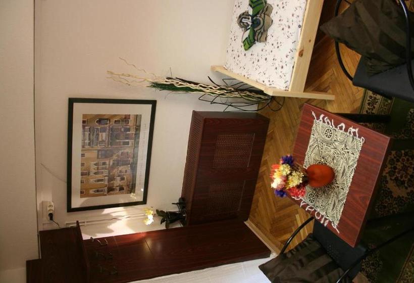 Walking Bed Budapest Hostel