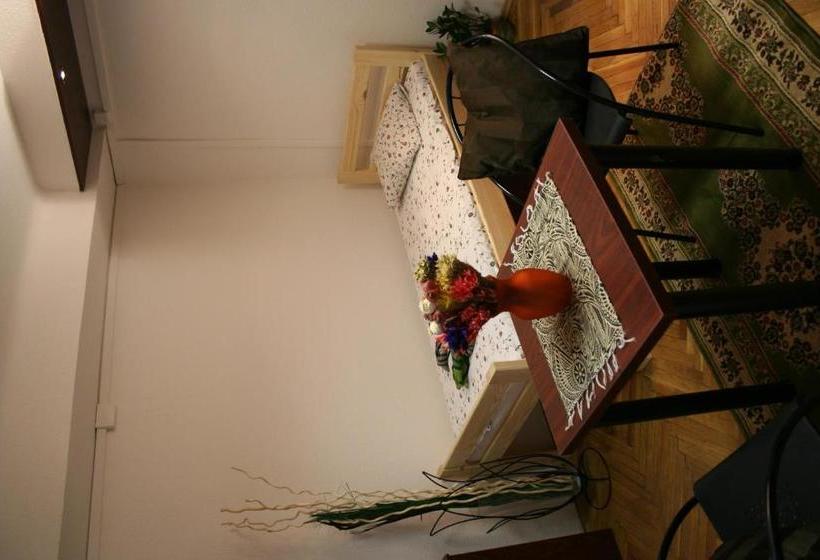 Walking Bed Budapest Hostel