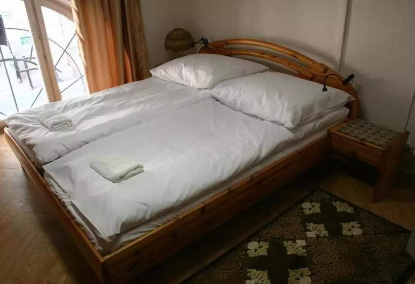 Walking Bed Budapest Hostel