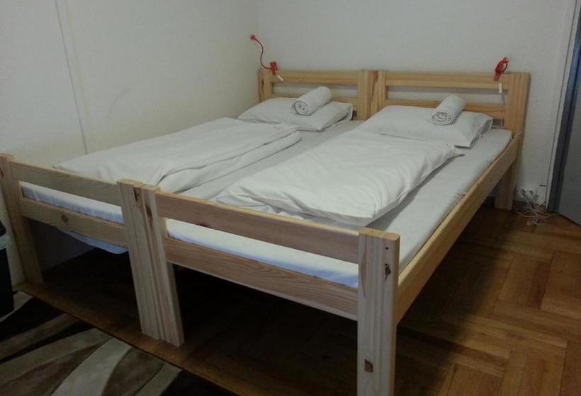 Walking Bed Budapest Hostel