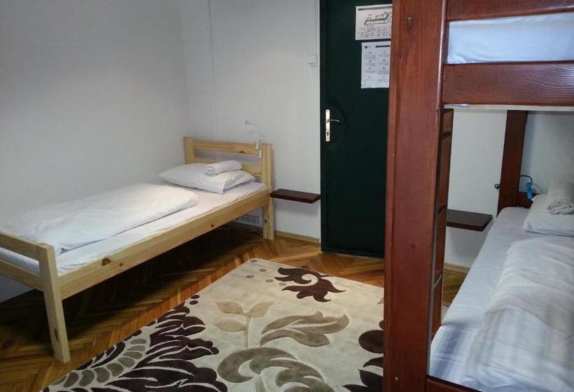 Walking Bed Budapest Hostel