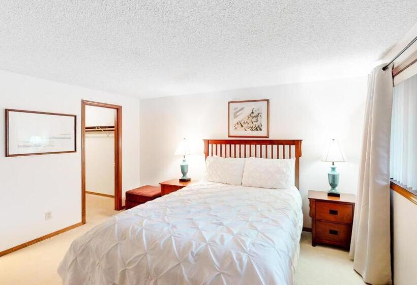 Отель Rainbow Rock 303