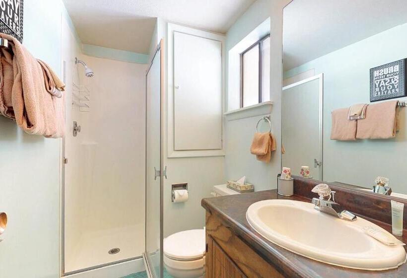 Отель Pines 4013