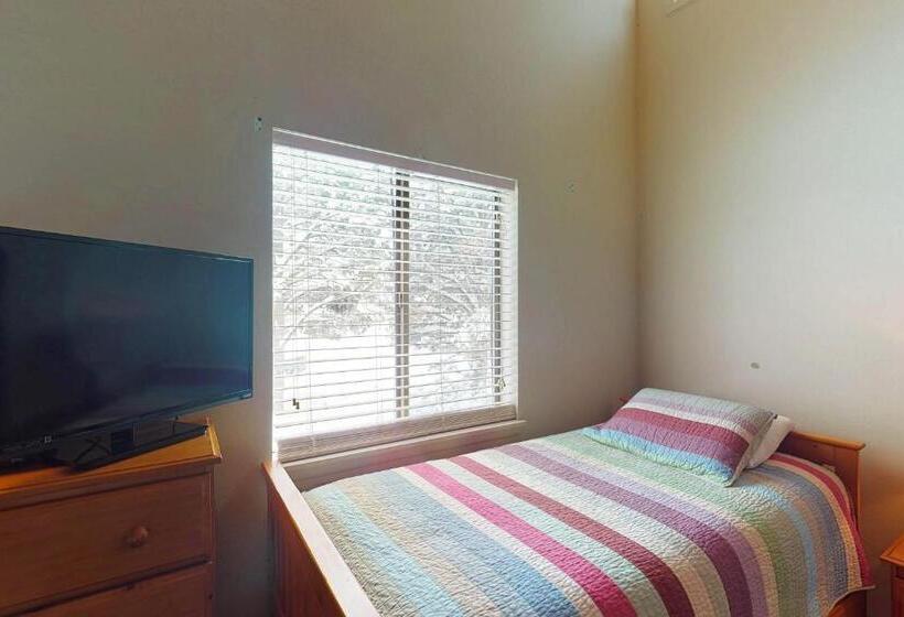 Отель Pines 4013