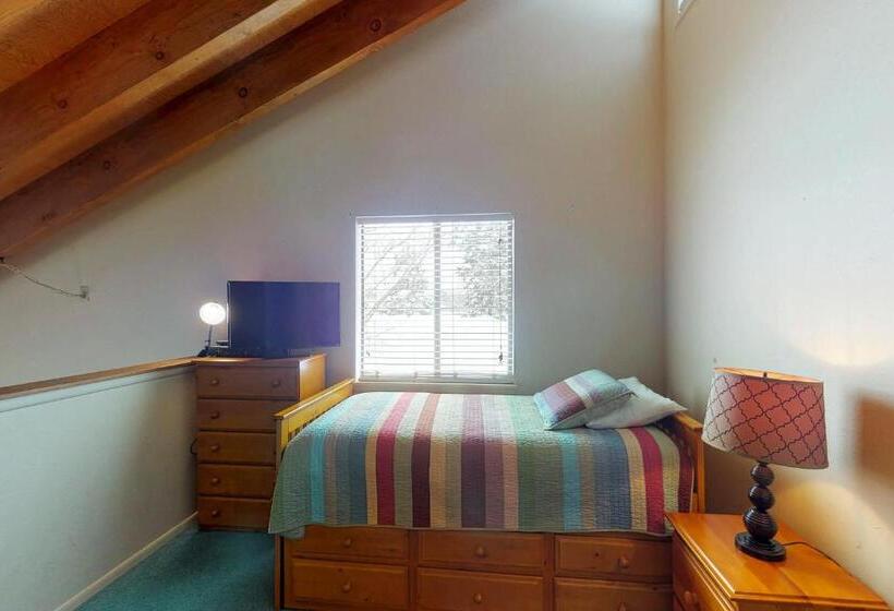 Отель Pines 4013