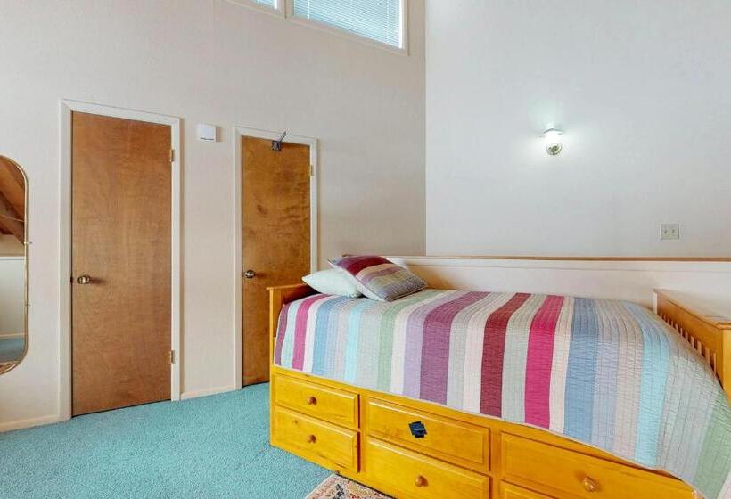 Отель Pines 4013