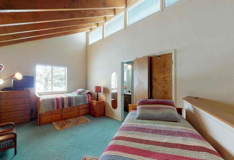 Отель Pines 4013